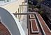 uitzicht vanaf prive terras op galerij en gemeenschappelijk dakterras